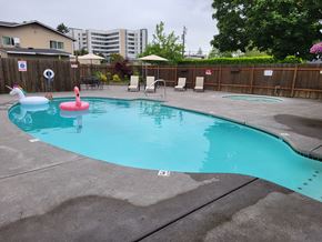 Vancouver apartment for rent - Townhouse Square Apartments Pool
