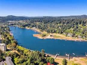 Milwaukie apartment for rent - River River Cliff Apartments Milwaukie Aerial View of river