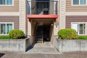 Gresham apartment for rent - Chelsey Lane Apartments Gresham OR -  Stairs and Entryway