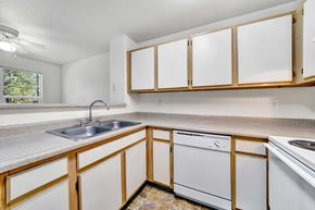 Tigard apartment for rent - Hampton Ridge Kitchen