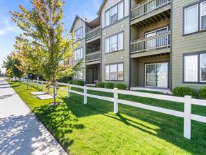 Redmond apartment for rent - Glacier Vista Apartments Exterior