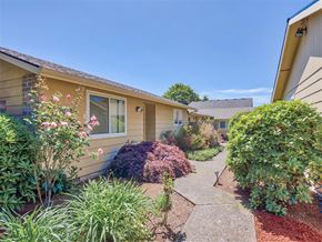 Gresham apartment for rent - Beverly Gardens Apartments Walkway