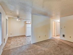 Milwaukie apartment for rent - Living Room