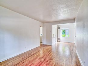 Portland apartment for rent - Powell Gardens Apartments Living Room