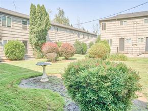 Portland apartment for rent - Powell Gardens Apartments Courtyard