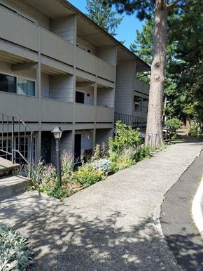 Portland apartment for rent - Rochelle Apartments Walkway