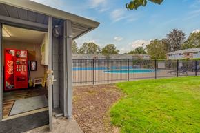 Aloha apartment for rent - Stafford Court Apartments Pool