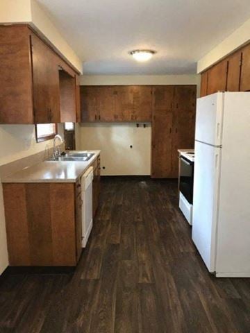 Keizer apartment for rent - A kitchen with white appliances and wooden cabinets.
