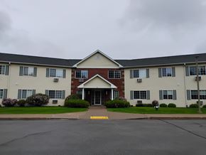 Onalaska apartment for rent - A large apartment complex with a red brick entrance.