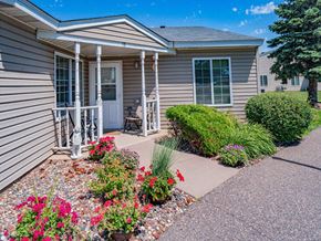 Cottage Grove apartment for rent - Photo of a Townhome Entrance
