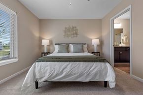 Delaware apartment for rent - A bedroom with a large bed and two lamps.