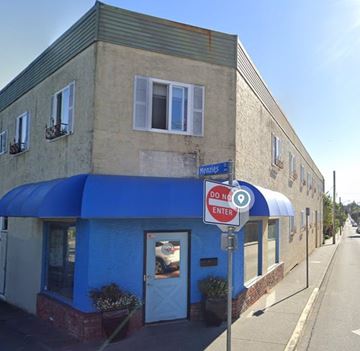 Victoria apartment for rent - A blue and white building with a sign that says "Do Not Enter".