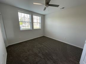Hebron townhouse for rent - A room with a ceiling fan and carpeted floor at Hamlet On The Bend, Hebrun, KY, 41048