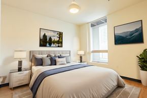 Tempe apartment for rent - a bedroom with a large bed and a window