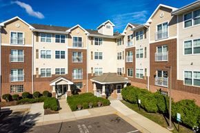 Saint Paul apartment for rent - A large apartment complex with a courtyard in the middle.