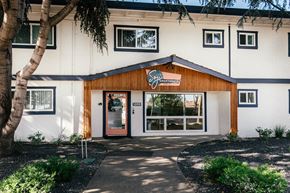 San Leandro apartment for rent - a view of the front of the building