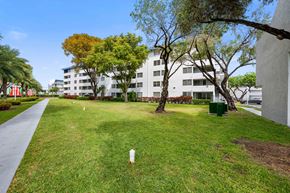 Miami apartment for rent - the preserve at ballantyne commons apartments courtyard with grass and trees