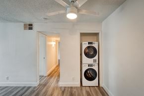 Rancho Cordova apartment for rent - a living room with a washer and dryer