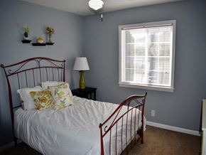 Knoxville apartment for rent - a bedroom with a bed and a window