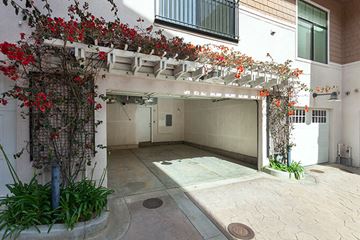 Ventura apartment for rent - A patio with a pool and plants.