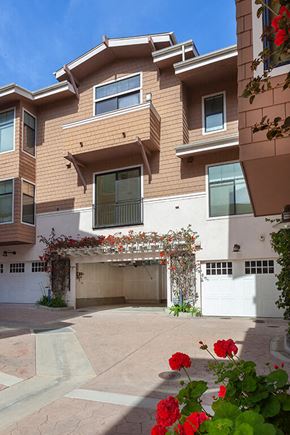 Ventura apartment for rent - A house with a white garage door and a driveway.