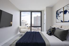 Chicago apartment for rent - a bedroom with a large bed and a large window  at Platform 4611, Chicago, IL 60640
