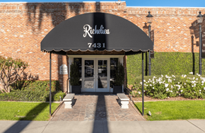 Riverside apartment for rent - A building with a black awning that says Richelieu on it.