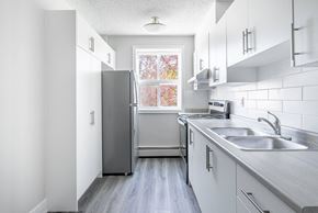 London apartment for rent - Modern grey and white kitchen at Oakland, subway tile backsplash