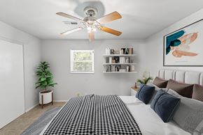Columbia apartment for rent - a bedroom with a large bed and a ceiling fan
