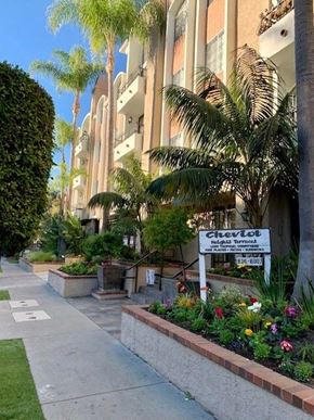 Los Angeles apartment for rent - The side building of the castle heights apartments with a sign