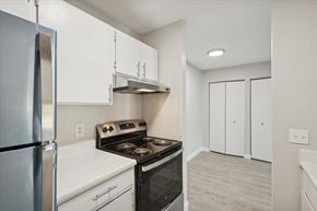 Parchment apartment for rent - A kitchen with a stove, oven, and refrigerator.