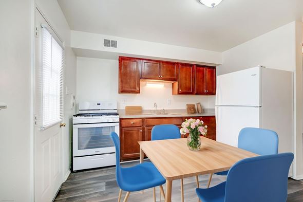 Sandston townhouse for rent - Kitchen and Dining Room at Lawndale Farms, Sandston