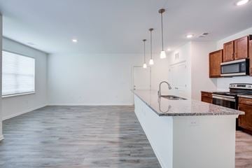 Commerce apartment for rent - A kitchen with a white countertop and wooden cabinets.