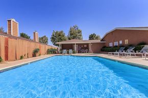 Hesperia apartment for rent - the swimming pool at the apartments for rent
