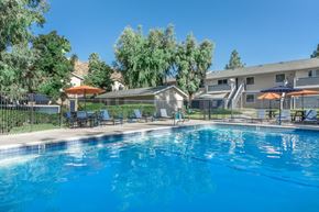 Riverside apartment for rent - the pool at the apartments for rent