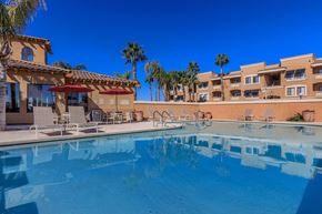 Phoenix apartment for rent - the swimming pool at our hotel in palm springs