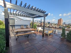 Chicago apartment for rent - a rooftop deck with a picnic table and a view of the city