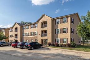 Bentonville apartment for rent - Apartment building with cars parked in front.
