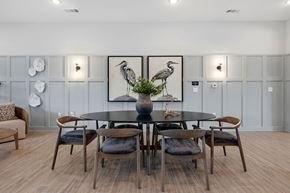 Beaufort apartment for rent - A dining room with a round table and chairs.