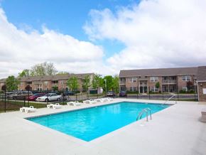 Warsaw apartment for rent - a swimming pool in front of canterbury house apartments