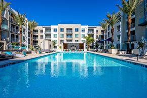 Irvine apartment for rent - Luxury Socal Courtyard, with pool, Jagucci, fire pit, shower room. ALL you need for summer!