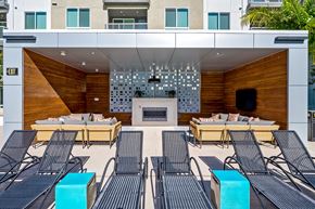 Irvine apartment for rent - a lounge area with tables and chairs and a fireplace