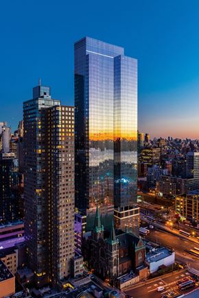 New York apartment for rent - a tall skyscraper in the middle of a city