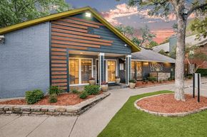 Dallas apartment for rent - Courtyard Walking Path at Cottonwood, Texas, 75240