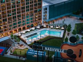 Nashville apartment for rent - courtyard and pool area