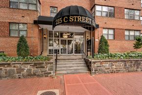 Washington apartment for rent - Building exterior entrance