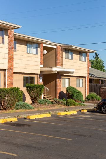 Walla Walla apartment for rent - an apartment building with a parking lot in front of it