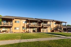 Walla Walla apartment for rent - an apartment building with balconies and a grass yard