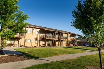 Walla Walla apartment for rent - an apartment building with a sidewalk and a lawn