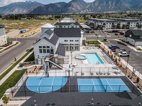 Payson townhouse for rent - A large building with a pool and tennis court in front.